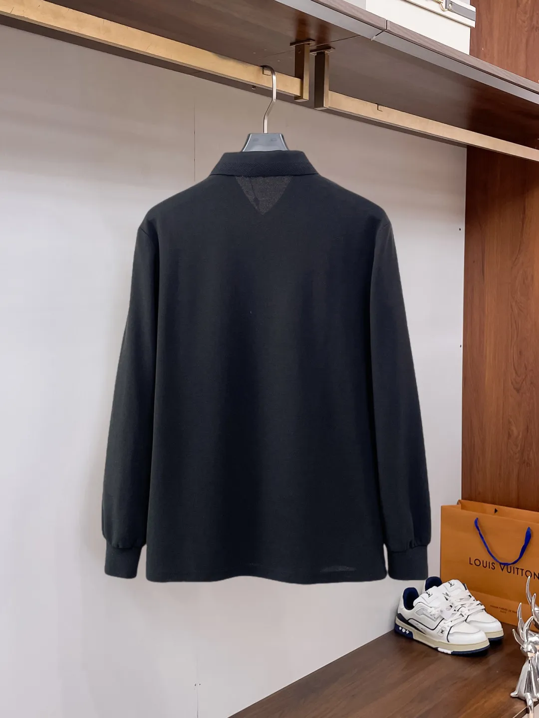 LP New Arrival long-sleeved Polo shirt, original fabric, official Same Style, made of pure cotton pique fabric, custom-made in the same vat, feels very comfortable and smooth, very wide and stylish, produced by factory for first-line brands, imported Behringer embroidery machine, embroidery is full and textured, collar and collar ribs are woven with imported yarn, does not deform after long-term wear, the most New Arrival style in autumn and winter, fashionable and individual Super Versatile and good-looking. It is very suitable for both men and women. It is a must-have for everyone. Size: M-XXXL